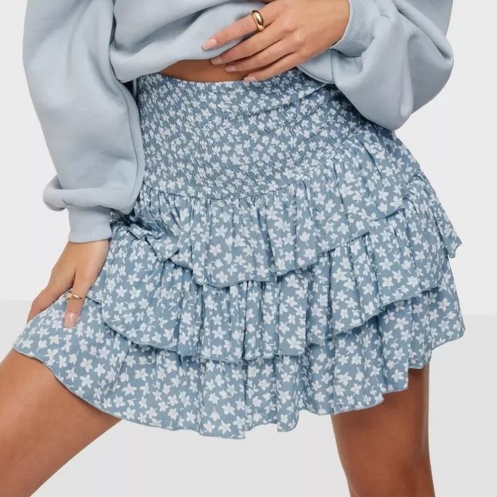 Y.A.S. Yas Lura Mini Skirt Smocked Tiered Ruffle Floral Flowy Blue White Small